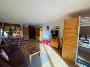 Televízia a/alebo spoločenská miestnosť v ubytovaní Charmant studio avec balcon sud et parking, proche télésiège et navettes ! - FR-1-693-26