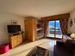 Televízia a/alebo spoločenská miestnosť v ubytovaní Charmant studio avec balcon sud et parking, proche télésiège et navettes ! - FR-1-693-26