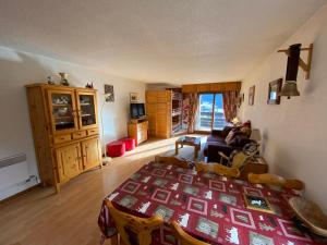 Posteľ alebo postele v izbe v ubytovaní Charmant studio avec balcon sud et parking, proche télésiège et navettes ! - FR-1-693-26