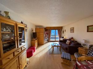 Televízia a/alebo spoločenská miestnosť v ubytovaní Charmant studio avec balcon sud et parking, proche télésiège et navettes ! - FR-1-693-26
