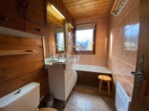 Kúpeľňa v ubytovaní Charmant studio avec balcon sud et parking, proche télésiège et navettes ! - FR-1-693-26
