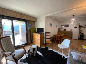 Televízia a/alebo spoločenská miestnosť v ubytovaní Appartement 6 pers avec Multi Pass, à proximité des remontées Petit-Châtel et parking privé! - FR-1-693-32