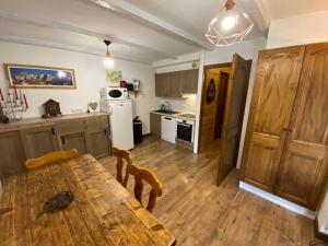 Kuchyňa alebo kuchynka v ubytovaní Appartement 6 pers avec Multi Pass, à proximité des remontées Petit-Châtel et parking privé! - FR-1-693-32 + 7 fotografií