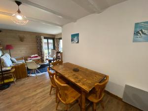 a living room with a wooden table and chairs at Appartement Châtel, 2 pièces, 6 personnes - FR-1-693-32 in Châtel