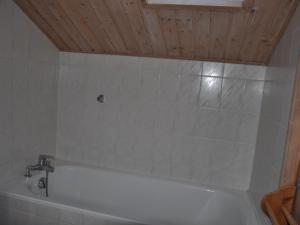 Et badeværelse på Chalet spacieux 5 chambres proche des remontées à Châtel - FR-1-693-2 + 10 billeder