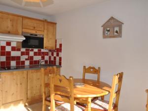 Kuchyňa alebo kuchynka v ubytovaní Appartement cosy à 200m des pistes du Linga, balcon sud, parking inclus ! - FR-1-693-47