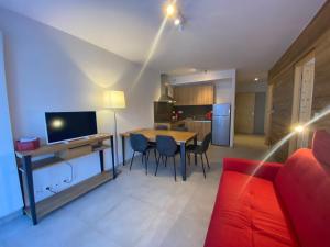 - un salon avec un canapé rouge et une table dans l'établissement Appartement Châtel, 3 pièces, 6 personnes - FR-1-693-48, à Châtel
