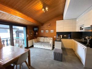 Kuchyňa alebo kuchynka v ubytovaní Appartement chaleureux près du domaine skiable du Linga, Multi Pass été à 3€/jour/personne - FR-1-693-18