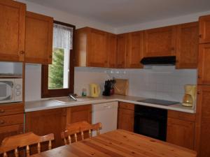 Kuchyň nebo kuchyňský kout v ubytování Appart spacieux à Châtel avec parking, balcon et Multi Pass inclus - FR-1-693-28 + 2 fotografie