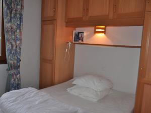 Postel nebo postele na pokoji v ubytování Appart spacieux à Châtel avec parking, balcon et Multi Pass inclus - FR-1-693-28