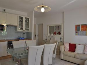 Kuchyňa alebo kuchynka v ubytovaní Spacieux appartement au centre du village avec Multi Pass offert et proche télécabine Super-Châtel - FR-1-693-36