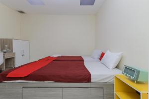 Giường trong phòng chung tại RedDoorz near RS Sari Asih Ciledug