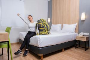 Postel nebo postele na pokoji v ubytování Hotel Citradream Tugu Yogyakarta