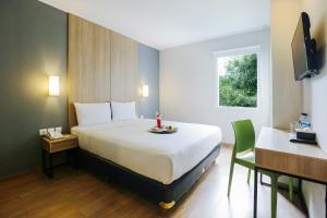 Postel nebo postele na pokoji v ubytování Hotel Citradream Tugu Yogyakarta
