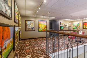 Η κουζίνα ή μικρή κουζίνα στο Quality Inn & Suites
