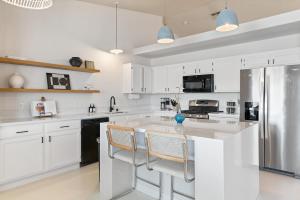 Modern Boho Retreat with Strip Views, Pool and Pool Table - 4br, 3ba