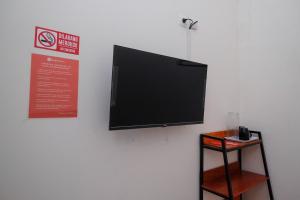 TV a/nebo společenská místnost v ubytování RedDoorz near Alun Alun Magelang 2 + 21 fotografií