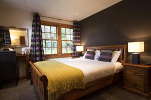 una camera con un grande letto e una finestra di North Kessock Hotel a Inverness