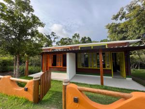 une petite maison avec une clôture dans l'herbe dans l'établissement Chalés Mata da Praia Corumbau, à Corumbau 121 autres photos