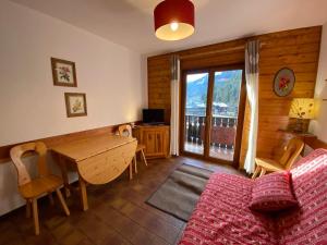Televízia a/alebo spoločenská miestnosť v ubytovaní Appartement Charmant et Calme à 1000m du Village et Proche des Télécabines, Parking Inclus - FR-1-693-53