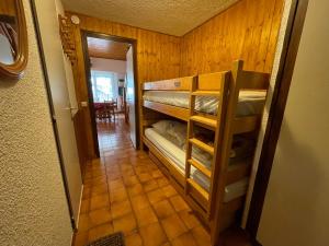 un pasillo con literas en una habitación en Studio Châtel, 1 pièce, 4 personnes - FR-1-693-55, en Châtel