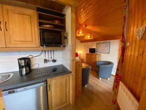 Kuchyňa alebo kuchynka v ubytovaní Appartement cosy avec balcon et WIFI proche télésiège - FR-1-693-68 + 5 fotografií