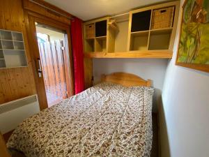 Posteľ alebo postele v izbe v ubytovaní Appartement cosy avec balcon et WIFI proche télésiège - FR-1-693-68