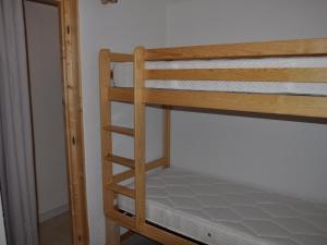 - deux lits superposés dans une chambre dans l'établissement Appartement La Chapelle-d'Abondance, 3 pièces, 6 personnes - FR-1-692-16, à La Chapelle-dʼAbondance