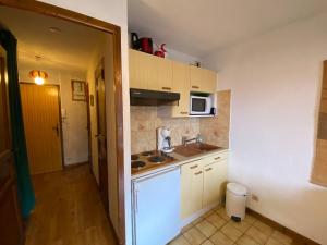 Kuchyňa alebo kuchynka v ubytovaní Studio confortable près du centre avec balcon et arrêt navettes - FR-1-693-61