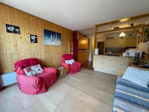 salon z 2 różowymi krzesłami i kuchnią w obiekcie Studio spacieux près du centre de Châtel - Multi Pass à 3€/jour/personne! - FR-1-693-67 w mieście Châtel