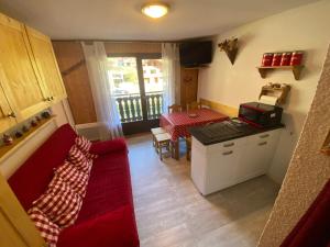 salon z czerwoną kanapą i kuchnią w obiekcie Bel appartement à Châtel près du centre et des télécabines, avec Multi Pass été à 3€/jour/personne - FR-1-693-63 w mieście Châtel