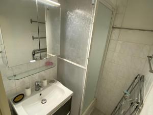 biała łazienka z umywalką i prysznicem w obiekcie Bel appartement à Châtel près du centre et des télécabines, avec Multi Pass été à 3€/jour/personne - FR-1-693-63 w mieście Châtel