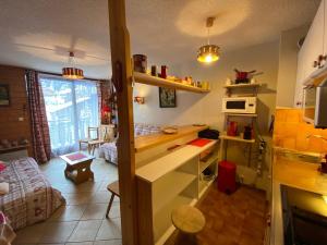 - une petite cuisine avec un comptoir dans une chambre dans l'établissement Studio Châtel, 1 pièce, 4 personnes - FR-1-693-82, à Châtel