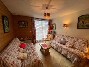 salon z kanapą i stołem w obiekcie Studio cosy avec Multi Pass, à 100m des remontées Linga, garage et WiFi inclus, idéal ski et été - FR-1-693-82 w mieście Châtel