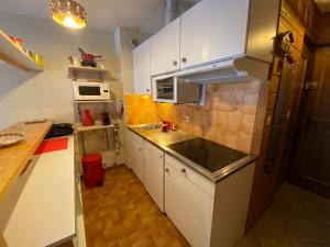 Kuchnia lub aneks kuchenny w obiekcie Studio cosy avec Multi Pass, à 100m des remontées Linga, garage et WiFi inclus, idéal ski et été - FR-1-693-82