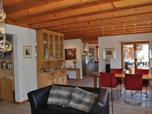 salon i kuchnia z kanapą i stołem w obiekcie Chalet 12 pers avec 6 chambres à La Chapelle-d'Abondance - FR-1-692-2 w mieście La Chapelle-dʼAbondance +9 zdjęć