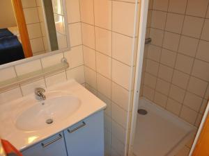 łazienka z umywalką i prysznicem w obiekcie Chalet 12 pers avec 6 chambres à La Chapelle-d'Abondance - FR-1-692-2 w mieście La Chapelle-dʼAbondance