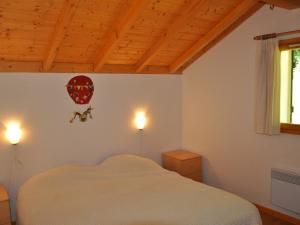 sypialnia z łóżkiem i czerwonym balonem na ścianie w obiekcie Chalet 12 pers avec 6 chambres à La Chapelle-d'Abondance - FR-1-692-2 w mieście La Chapelle-dʼAbondance