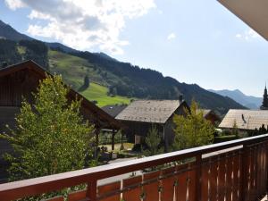 einen Balkon mit Bergblick in der Unterkunft Spacieux 3 pièces avec parking et animaux admis au centre du village - FR-1-692-9 in La Chapelle-dʼAbondance + 4 Fotos
