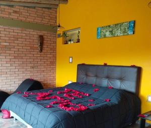 Un pat sau paturi într-o cameră la Cabaña Pacha Neusa