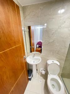 een badkamer met een toilet en een wastafel bij Hotel La Yarolina SAS in Cartagena