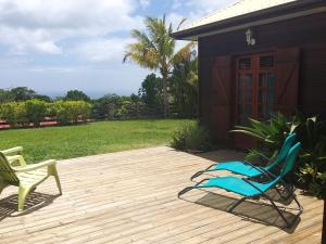 サン・クロードにあるbeautifull wooden houseの木製のデッキに椅子 +6枚の写真