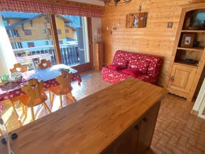 ein Wohnzimmer mit einem roten Sofa und einem Tisch in der Unterkunft Studio La Chapelle-d'Abondance, 1 pièce, 4 personnes - FR-1-692-57 in La Chapelle-dʼAbondance