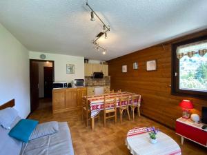 Kuchyňa alebo kuchynka v ubytovaní Appartement cosy au cœur du village avec Multi Pass et balcon sud - FR-1-692-23