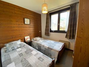 Posteľ alebo postele v izbe v ubytovaní Appartement cosy au cœur du village avec Multi Pass et balcon sud - FR-1-692-23