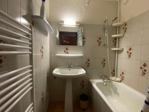 Kúpeľňa v ubytovaní Appartement cosy au cœur du village avec Multi Pass et balcon sud - FR-1-692-23