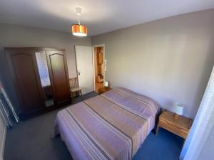 a bedroom with a bed in a room at Spacieux appartement 3 pièces proche des pistes avec Wi-Fi et parking - FR-1-692-25 in La Chapelle-dʼAbondance