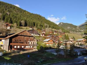 a group of houses in a mountain village at Spacieux appartement 3 pièces proche des pistes avec Wi-Fi et parking - FR-1-692-25 in La Chapelle-dʼAbondance +5 photos