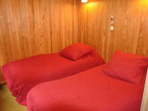 twee bedden in een kamer met houten lambrisering bij Chalet Abondance, 6 pièces, 8 personnes - FR-1-692-21 in Abondance