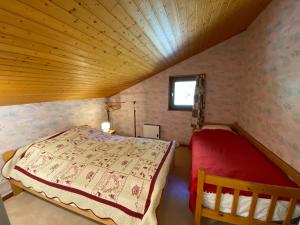ein kleines Schlafzimmer mit einem Bett im Dachgeschoss in der Unterkunft Appartement 2 chambres avec balcon exposé Sud, parking et navettes à proximité - FR-1-692-39 in La Chapelle-dʼAbondance